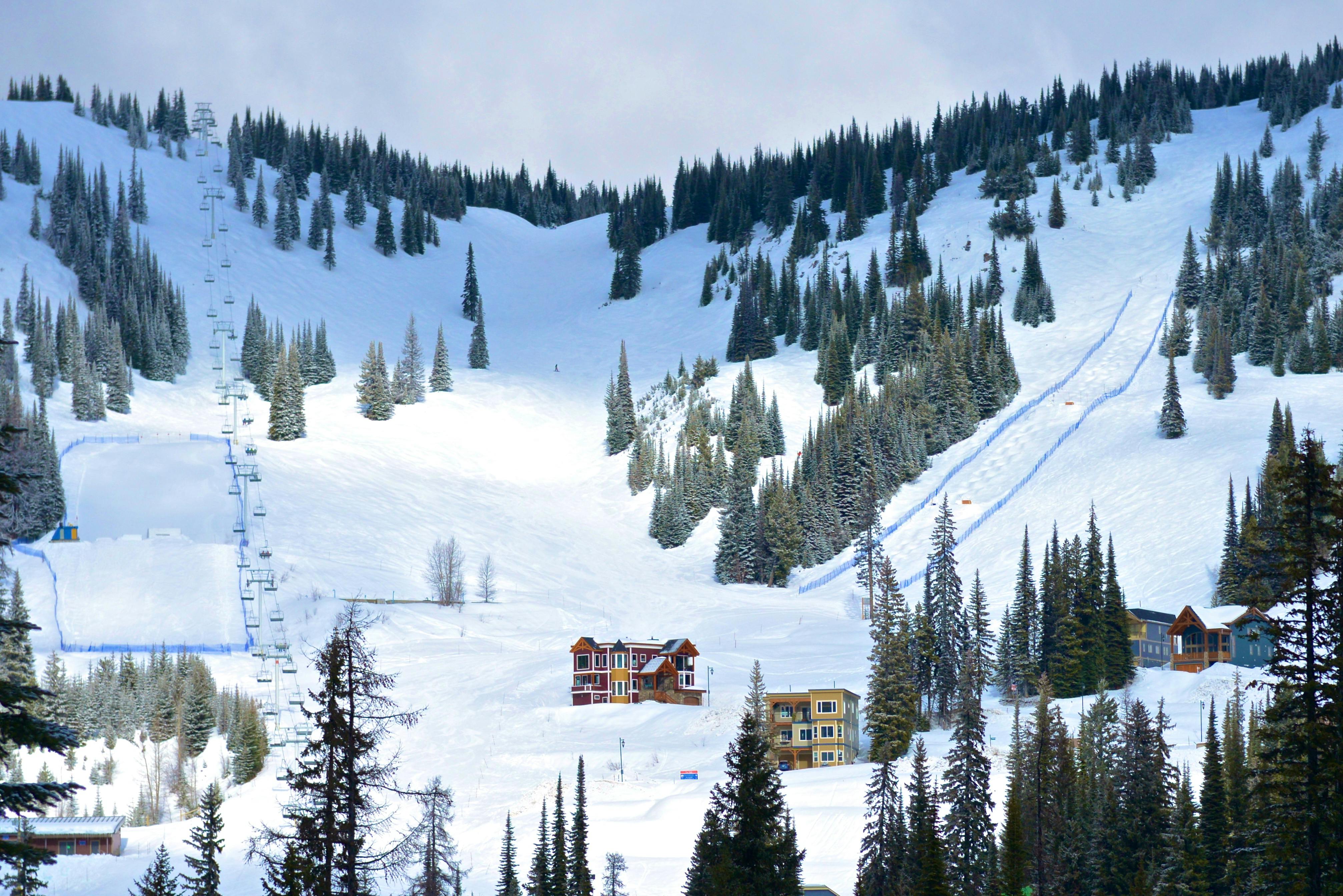 Ski lodge sorrounded by big ski hills